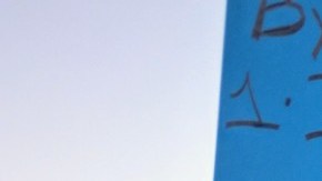 Docenas de personas se reunieron frente al edificio federal del centro de Los Ángeles para defender a DACA.