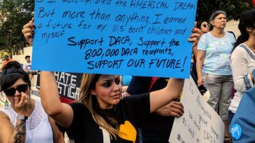 Docenas de personas se reunieron frente al edificio federal del centro de Los Ángeles para defender a DACA.