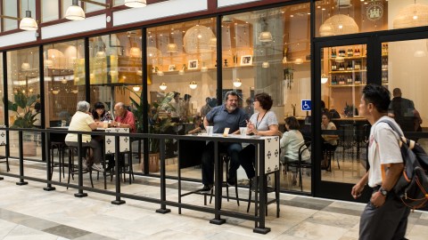 "Don Francisco Coffee" Casa Cubana está localizado entre la calle 6th y Broadway