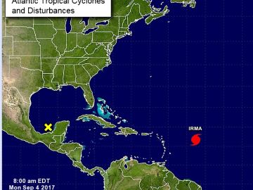 El fenómeno meteorológico avanza con fuertes vientos.