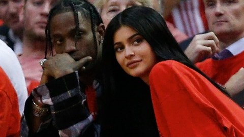 Kylie Jenner y Travis Scott juntos en un juego de basquetbol