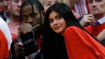 Kylie Jenner y Travis Scott juntos en un juego de basquetbol