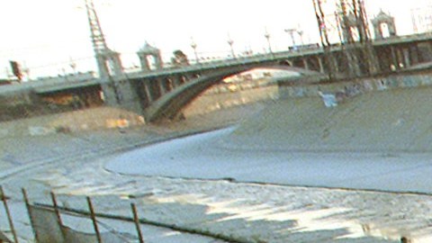 Miembros del grupo "Friends of the River" en una caminata por la orilla del río de Los Ángeles.