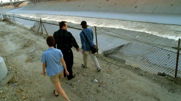 Miembros del grupo "Friends of the River" en una caminata por la orilla del río de Los Ángeles.