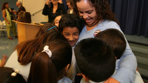 La maestra Tamara Garfio siendo abrazada por sus alumnos de tercer grado en la escuela primaria de Maywood .