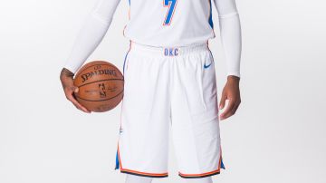 Carmelo Anthony posó para sus primeras fotos con el uniforme del Thunder de Oklahoma City, quienes lo presentaron el lunes.