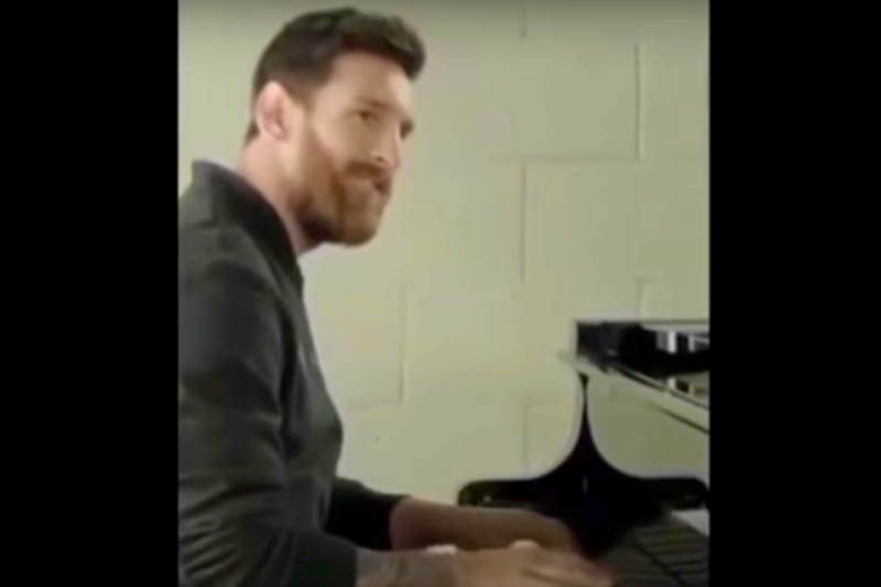 Mira A Messi Tocar En El Piano El Himno De La Champions League La Opinion