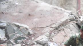 Rescatistas y voluntarios remueven escombros en busca de sobrevivientes.