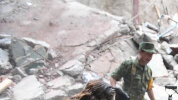 Rescatistas y voluntarios remueven escombros en busca de sobrevivientes.
