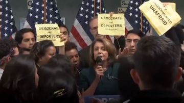 Los manifestantes portaban pancartas que leían "Los demócratas son deportadores".