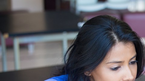 Programa de AARP intenta aliviar el trabajo de familiares que cuidan a personas de la tercera edad. (Archivo)