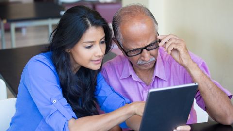 Programa de AARP intenta aliviar el trabajo de familiares que cuidan a personas de la tercera edad. (Archivo)