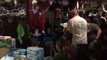 Los donantes aportaron agua y toallas sanitarias, entre otros suministros básicos.