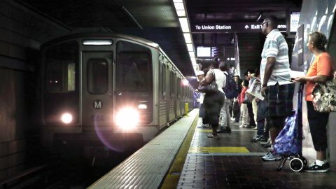 Pasajeros esperando al tren de la línea "Red".