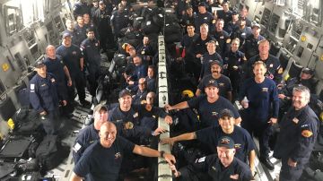 Equipo de rescatistas de Los Angeles abordo de un avión C-17 rumbo a México.