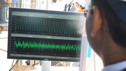 Las autoridades realizan una prueba de refuerzo antisísmico en el aeropuerto de Los Ángeles.