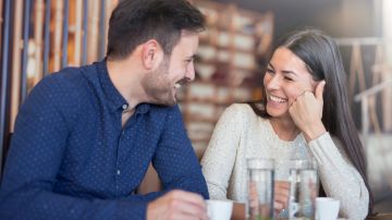 Una conversación en una cafetería, sin teléfonos celulares de por medio, es una actividad que ayuda a la pareja a mantener el amor.