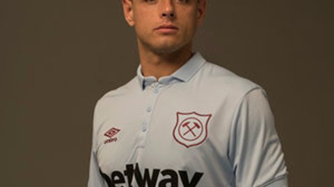 Javier "Chicharito" Hernández presume el nuevo tercer uniforme del West Ham United