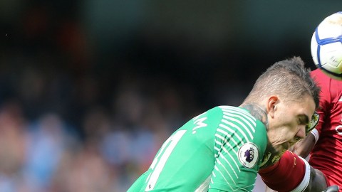 El jugador del Liverpool Sadio Mane choca su pierna contra el rostro de Ederson Santana de Moraes del Manchester City.