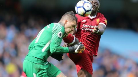 El jugador del Liverpool Sadio Mane choca su pierna contra el rostro de Ederson Santana de Moraes del Manchester City.