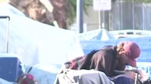 Se estima que más de 9,000 personas viven las calles de San Diego.