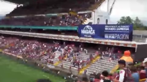 El estadio del Saprissa de Costa Rica fue evacuado en apenas minutos.