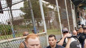 Grupo de nacionalistas blancos siendo escoltados hasta sus coches.