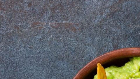El guacamole es una salsa de orígen prehispánico.