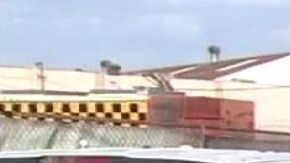 Agentes de la policia en la escena del crimen.