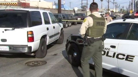 Agentes de la policia en la escena del crimen.