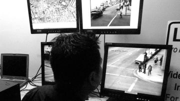 Un agente del LAPD frente a pantallas que vigilan el área de Skid Row.