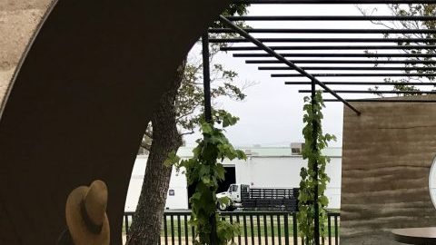 Emigdio “Higgy” Vásquez Jr., hijo del renombrado muralista, contribuyó al proyecto con dos pinturas.