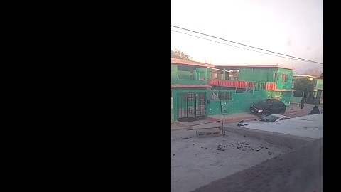 Un agente se acercó a la camioneta donde estaban los supuestos criminales