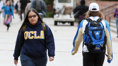 Estudiantes en la Universidad de California, en Los Ángeles.