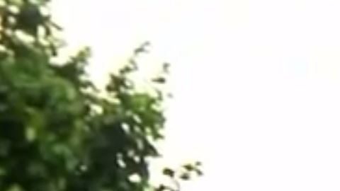 Los bomberos batallaron para sacar a las víctimas del inmueble a causa de la barras de metal sobre las ventanas.