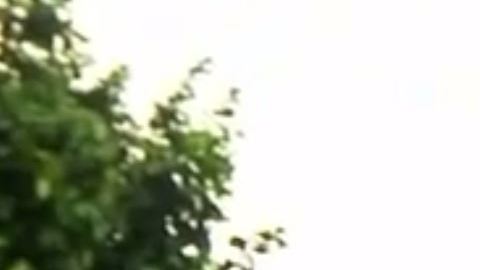 Los bomberos batallaron para sacar a las víctimas del inmueble a causa de la barras de metal sobre las ventanas.
