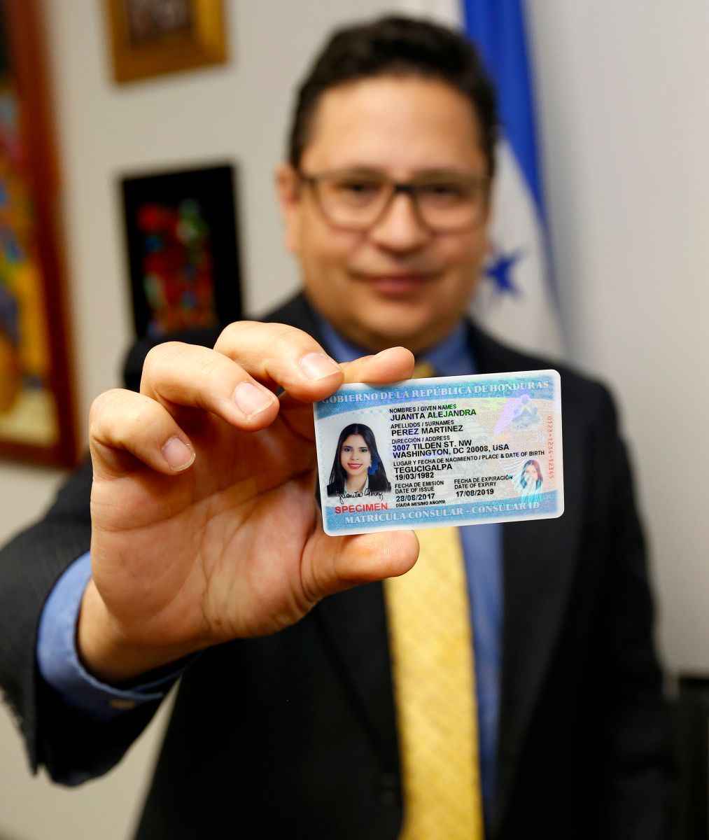 Pablo Mario Ordoñez, Cónsul General de Honduras en Los  Ángeles, muestra la nueva matrícula consular de ese país.  (Aurelia Ventura/ La Opinion)