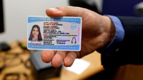 La nueva matrícula consular de Honduras se empezará a emitir este martes 10 de octubre. (Aurelia Ventura/ La Opinion)