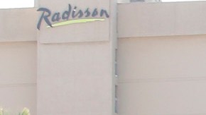 Un agente del LAPD en las inmediaciones de USC. (Aurelia Ventura/ La Opinion)