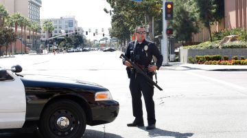 Un agente del LAPD en las inmediaciones de USC. (Aurelia Ventura/ La Opinion)