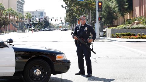 Un agente del LAPD en las inmediaciones de USC. (Aurelia Ventura/ La Opinion)
