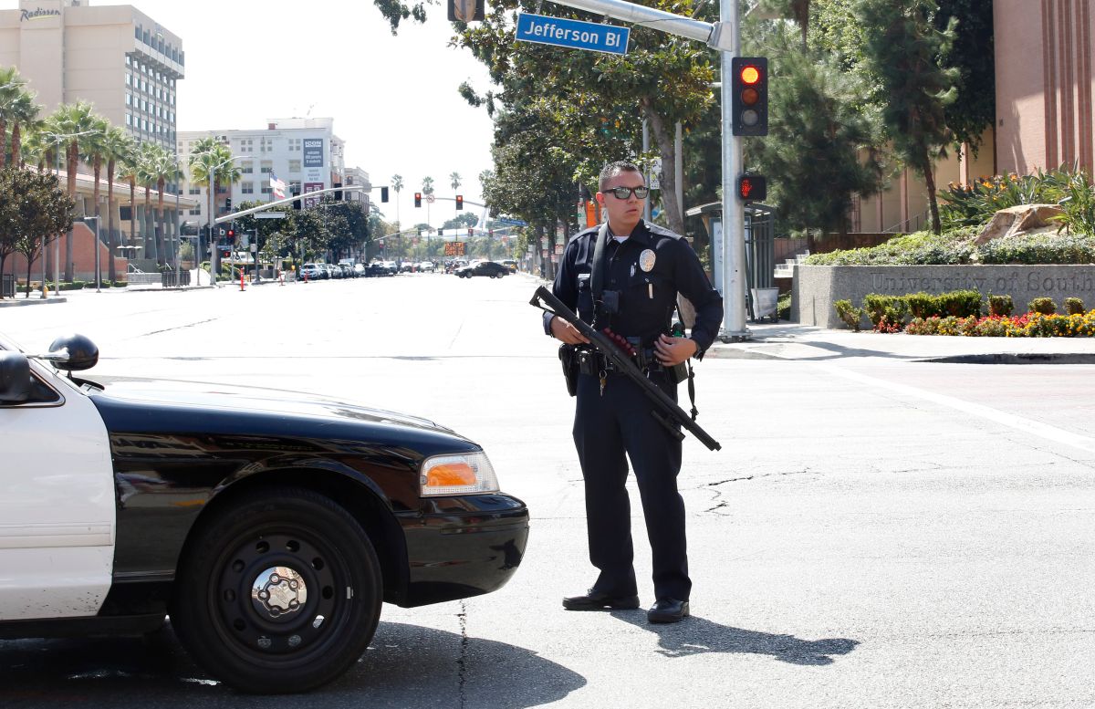 Un agente del LAPD en las inmediaciones de USC. (Aurelia Ventura)