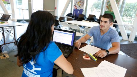 Ismael Curiel recibe ayuda renovando DACA. (Aurelia Ventura/ La Opinion)