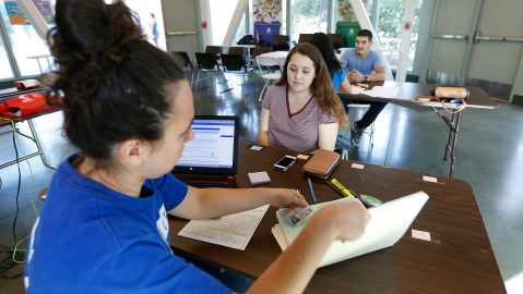 Gisela Pedroza Jauregui renueva su DACA. (Aurelia Ventura/ La Opinion)