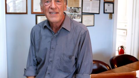 El abogado Peter Schey, architecto del caso Flores que protege a cientos de miles de niños centroamericanos, exigiendo un mínimo de trato humanitario  (Photo Aurelia Ventura/ La Opinion)