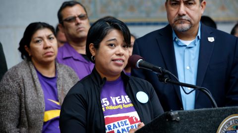 10/13/17/LOS ANGELES/ TPS recipient Veronica Lagunas joined Councilmember Gil CedilloÊand immigrant workers at Los Angeles City Hall to express solidarity with Temporary Protective Status (TPS) beneficiaries. (Photo Aurelia Ventura/ La Opinion)