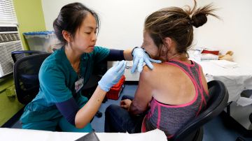 Los expertos dicen que vacunarse es la mejor opción para evitar el contagio. / foto: Aurelia Ventura