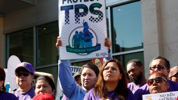 Foto de archivo de activistas, organizaciones y otros líderes pidiendo al gobierno de Trump que se extienda el programa TPS.