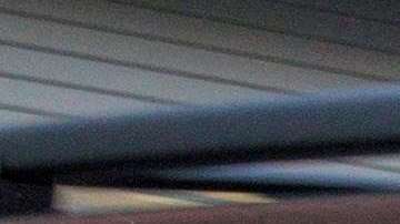 El exdirector de campaña del presidente estadounidense Donald Trump, Paul Manafort, cubre su rostro mientras sale de su casa en un vehículo en Alejandría (Estados Unidos), hoy 30 de octubre de 2017. EFE/ Tasos Katopodis