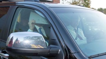 El exdirector de campaña del presidente estadounidense Donald Trump, Paul Manafort, cubre su rostro mientras sale de su casa en un vehículo en Alejandría (Estados Unidos), hoy 30 de octubre de 2017. EFE/ Tasos Katopodis